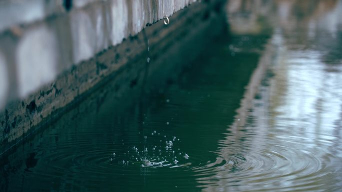 滴水水中涟漪水面雨滴特写