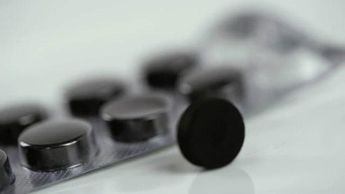 旋转: 白色背景上五颜六色的口服药物