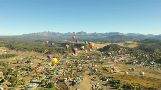从小镇升起的各种热气球