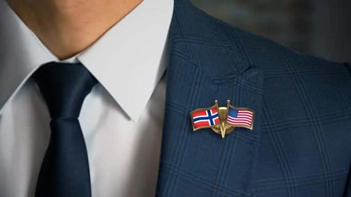 商人走向相机，带着朋友国家的国旗别针挪威-美利坚合众国
