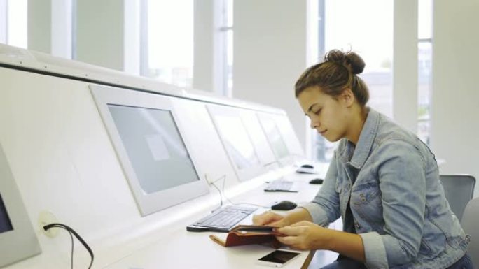 在电脑附近学习的年轻女子