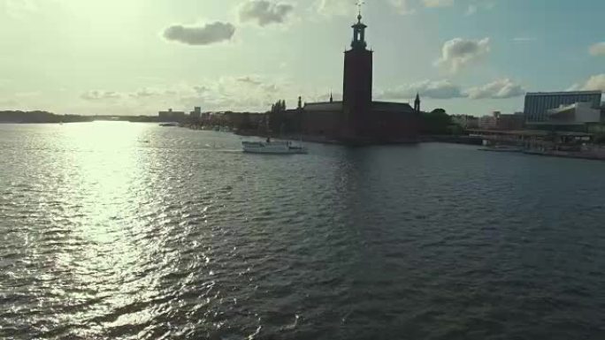 无人机拍摄的斯德哥尔摩市政厅和渡轮