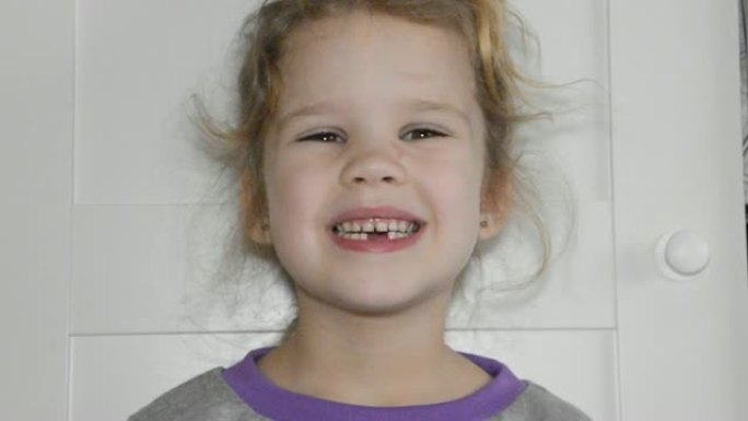 一个女孩，一个孩子失去了牙齿，洞，口腔卫生
