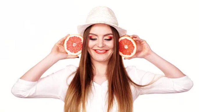 女人手里拿着两半葡萄柚柑橘类水果4K