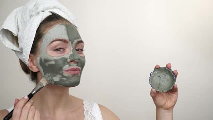 脸上有绿色粘土泥面具的女人4K