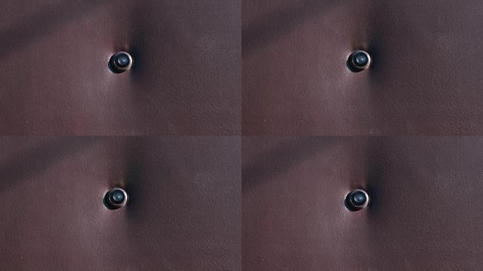 皮革衬里门上的门窥视孔。