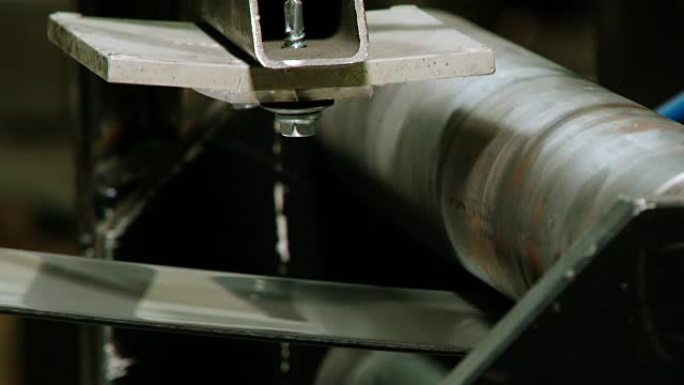 在轧钢机上制造不锈钢带的过程。
