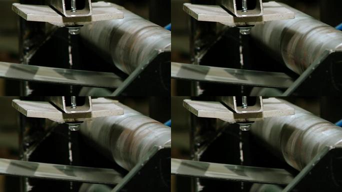在轧钢机上制造不锈钢带的过程。