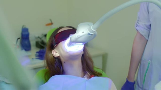 牙科诊所的牙齿美白程序。LED美白光漂白牙齿