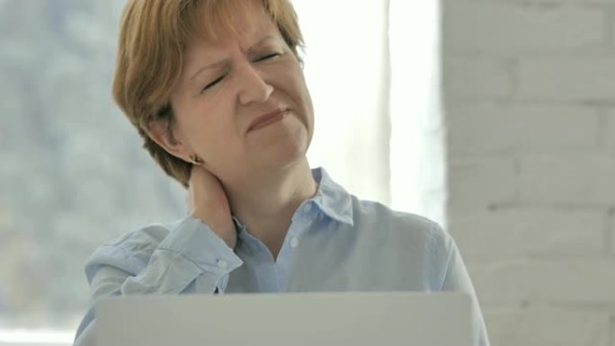 颈部疼痛，疲倦的老妇人试图放松身体qt工作