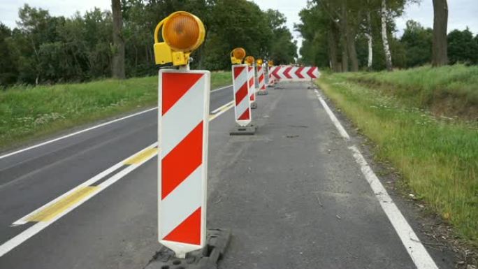 道路工程，开挖时标有障碍物和橙色闪烁的警示灯。因整修而阻塞街道交通。