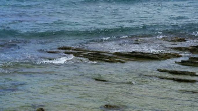 海中起泡泼浪台湾基隆市朝景公园晴天