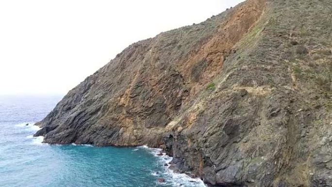 西班牙加那利群岛戈梅拉岛火山Vallehermoso海滩，海岸线和悬崖的航拍视频。
