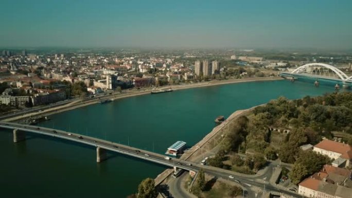 来自塞尔维亚诺维萨德要塞的彩虹桥和多瑙河