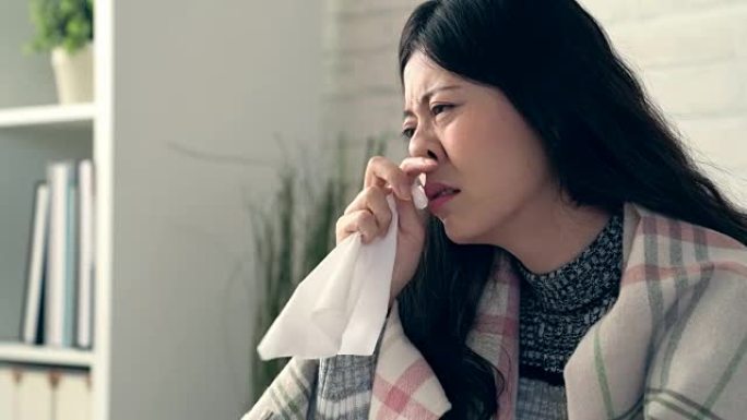 亚洲女人打喷嚏和鼻子痒