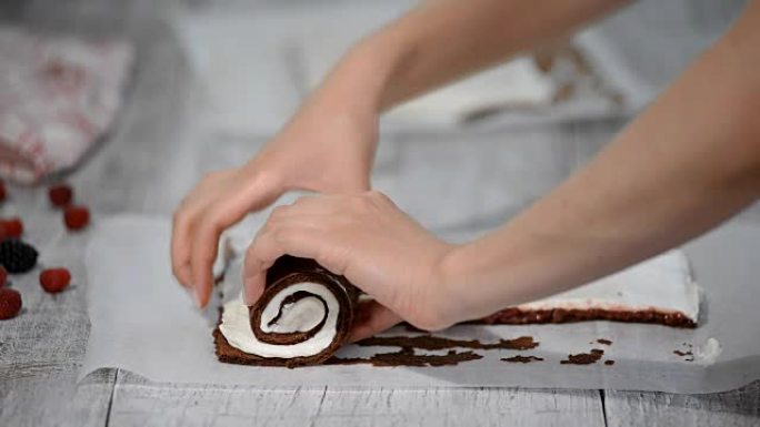 用香草奶油和覆盆子制作巧克力瑞士卷。