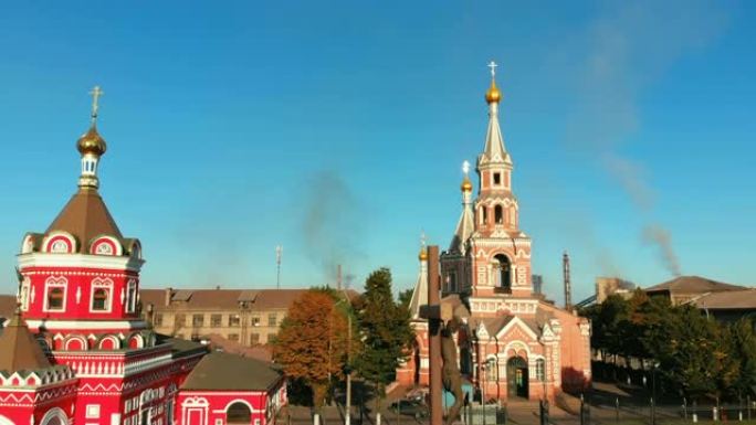 位于灰色工业城的乌克兰基督教堂鸟瞰图