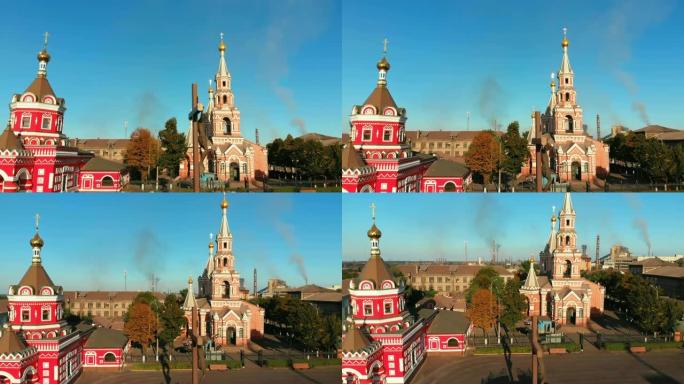 位于灰色工业城的乌克兰基督教堂鸟瞰图