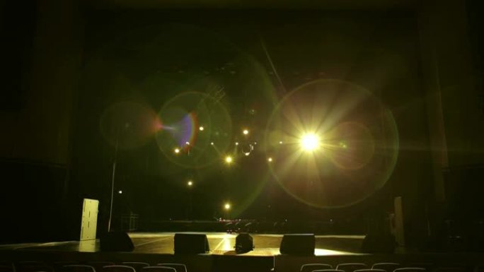 在舞台上的音乐会上，心脏形状的黄色射线。