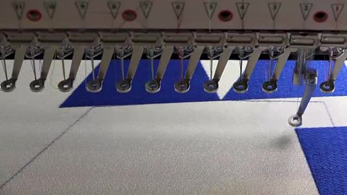 自动现代缝纫机刺绣图案，工业刺绣设备。纺织制造商。工业纺织厂、纺织厂。纺织业。