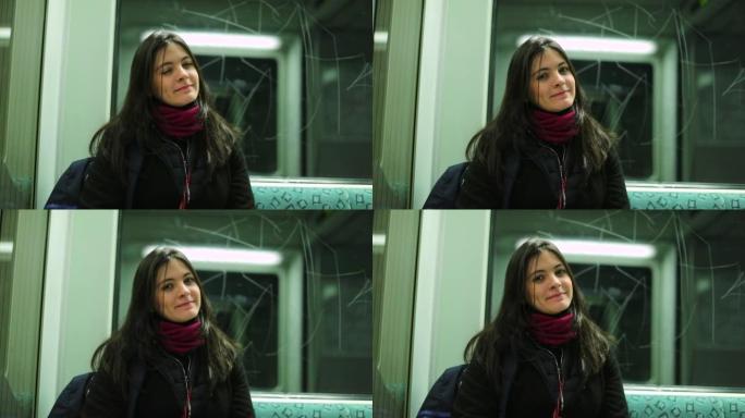 乘坐地铁时，女人直接看着相机微笑