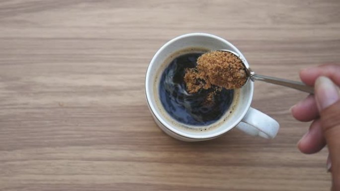 红糖黑咖啡。用勺子搅拌咖啡。