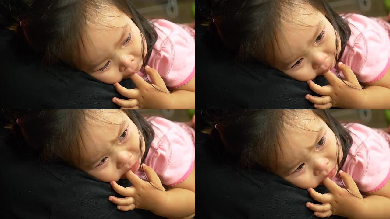 亚洲宝宝和妈妈一起哭。