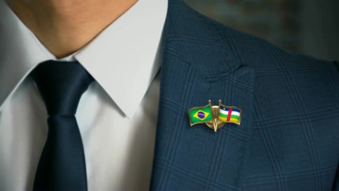 商人走向相机与朋友国家旗帜别针巴西-中非共和国
