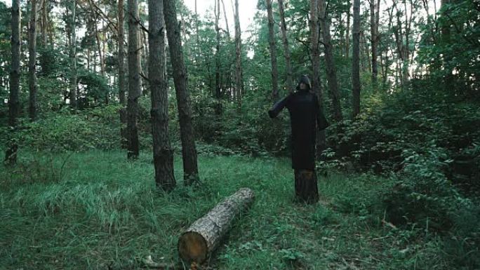 森林灌木丛中的邪恶女巫。