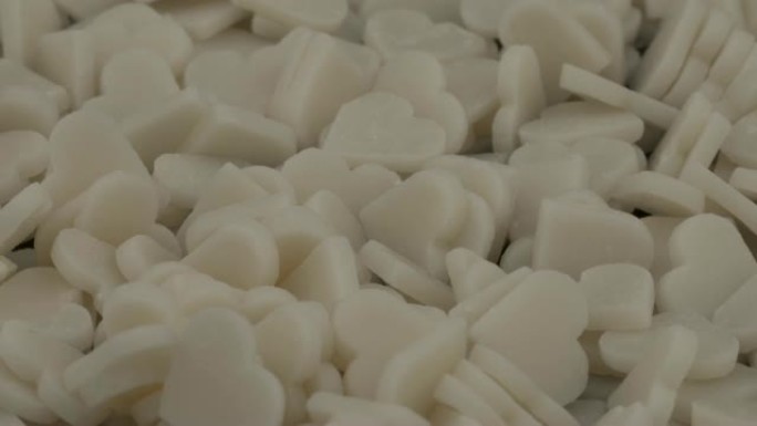 一堆旋转的小心形白色糖果。