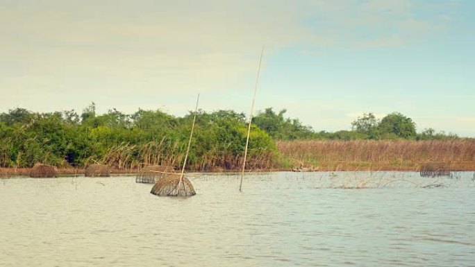 用分裂的竹条制成的鱼陷阱，用于在河上用竹签钓鱼。