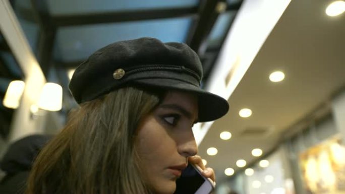 年轻女子在休克的智能手机上观看