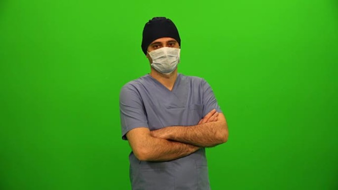 外科医生或带口罩的医生在绿屏上