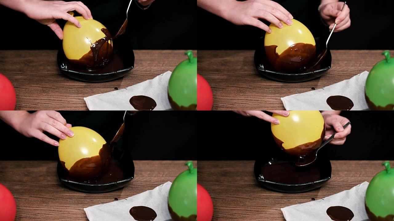 糖果。热巧克力涂在球上。木桌。