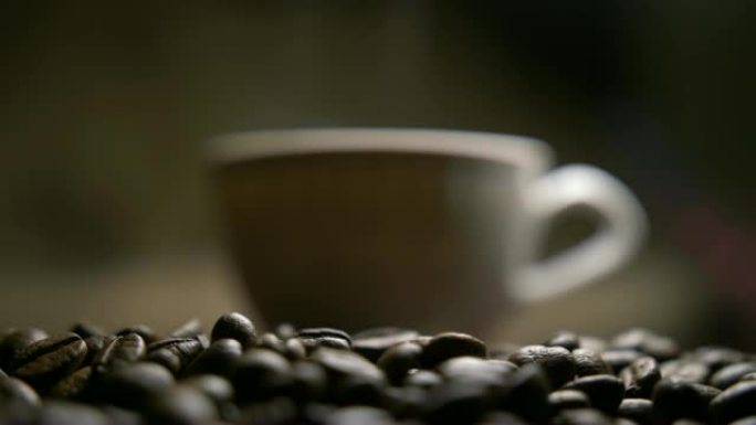咖啡豆上有热咖啡的杯子