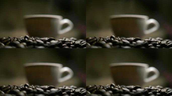 咖啡豆上有热咖啡的杯子