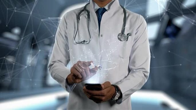 TURP-男医生用手机打开触摸全息图治疗词