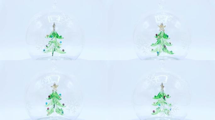 白色背景玻璃球内的圣诞树。
