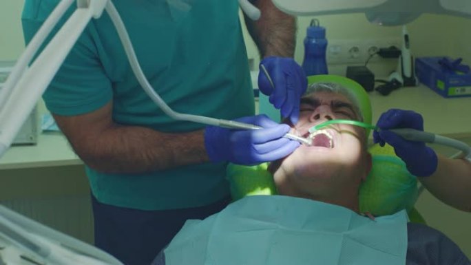 龋齿治疗。用辅助钻牙关闭高级牙医