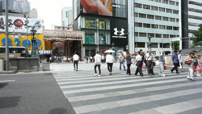 宽镜头。在大阪心斋桥散步的人们