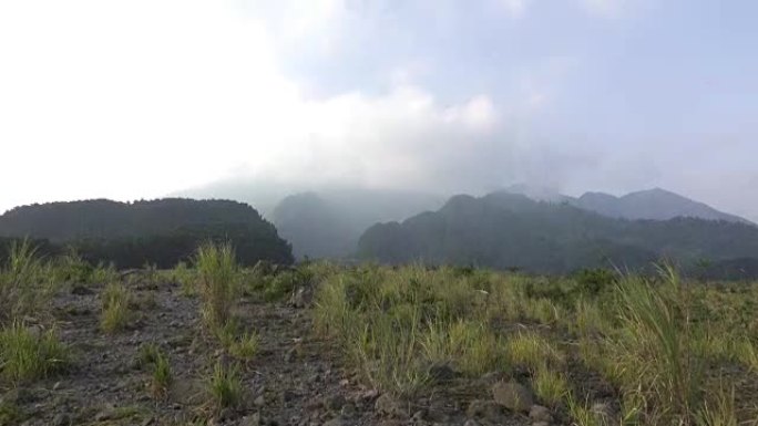 默拉皮火山 (Mount Merapi)，古农默拉皮火山 (Gunung Merapi)，实际上是印