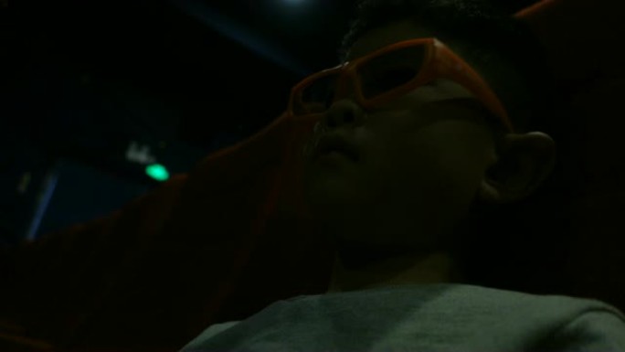 亚洲男孩在电影院欣赏3d电影