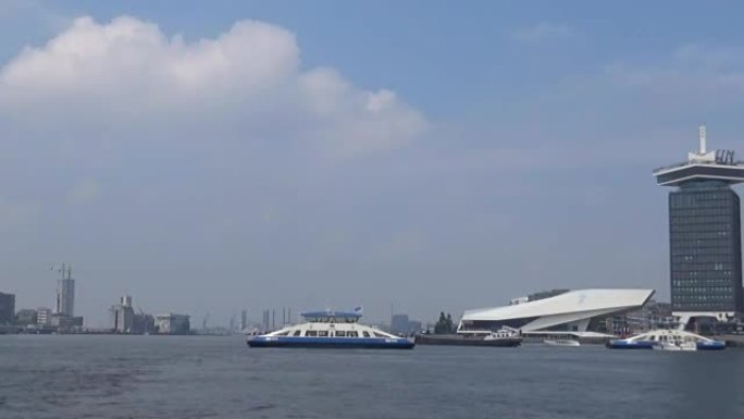 漂浮在阿姆斯特丹港口的船只