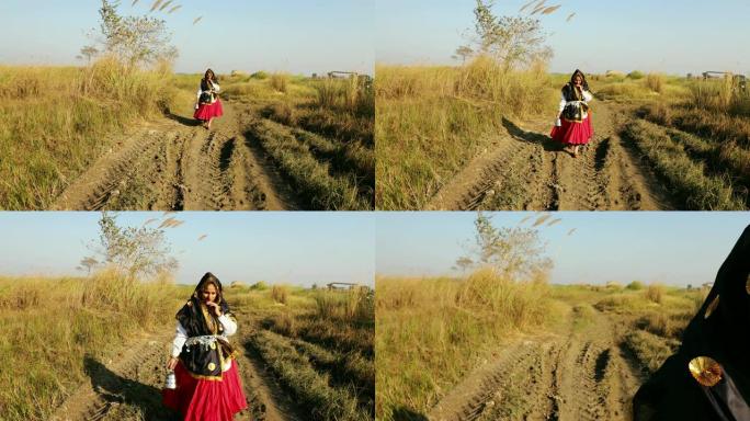 农村妇女在田间行走