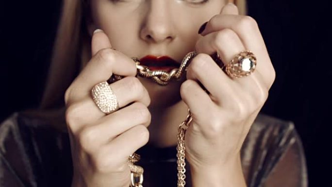 奢华的女孩和黄金珠宝。钻石戒指。