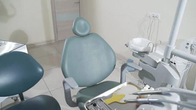慢动作拍摄医疗牙科办公室配备了牙科治疗和患者入院的专用设备。电机、推车、牙科椅