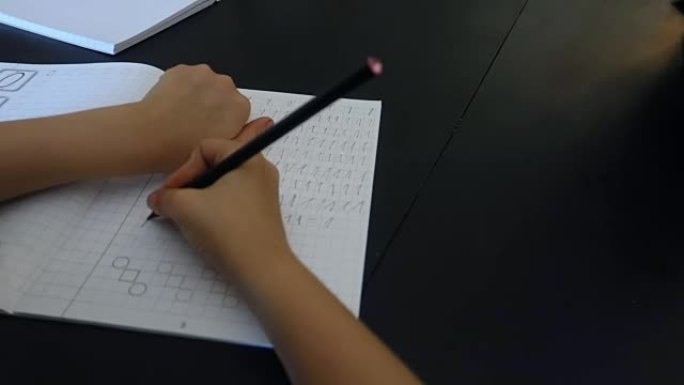 一个女孩的手在工作簿中写道-股票视频