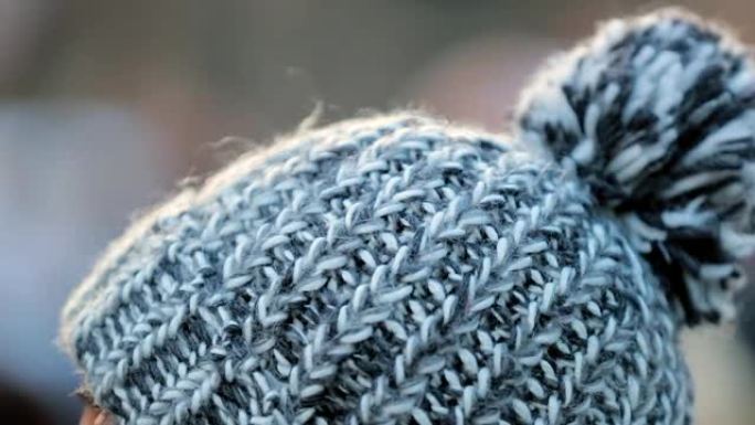 绒球帽，在寒冷的户外戴绒球帽的人的特写