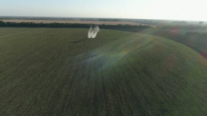 农业，飞机用小麦飞过田间，并从老式的推进式飞机上方飞出杀虫剂，以防止寄生虫。