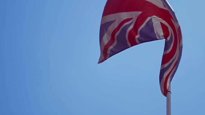 英国国旗在蓝天下挥舞